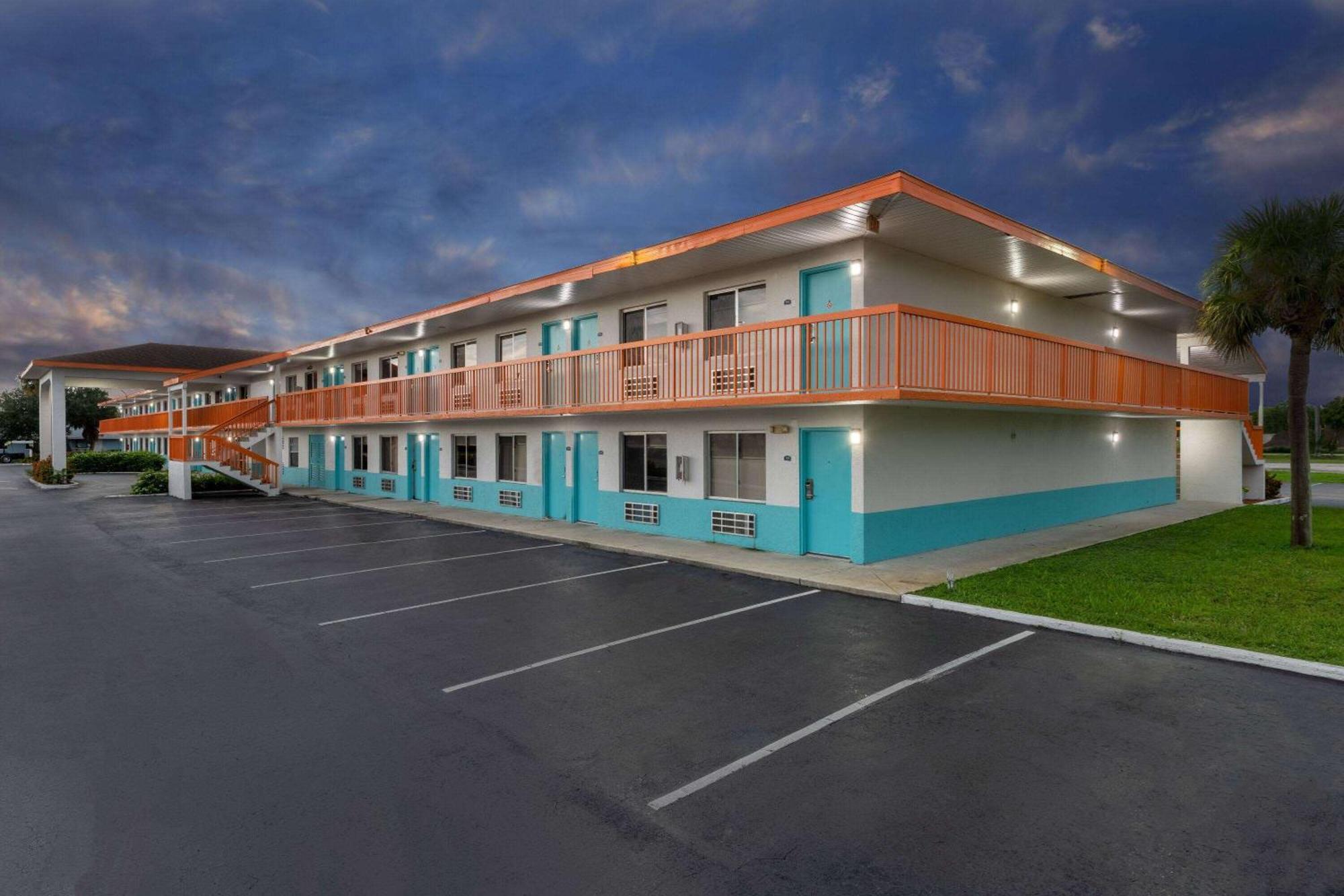 Howard Johnson By Wyndham Vero Beach/I-95 Buitenkant foto